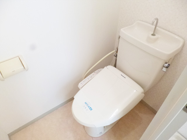 トイレ　温水洗浄便座が設置されてます！