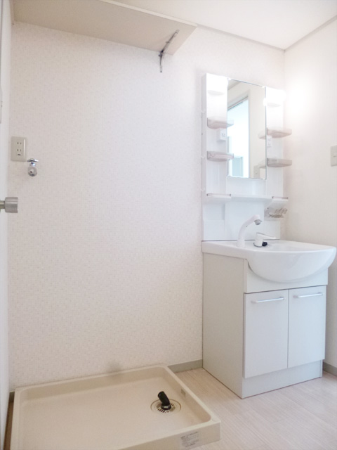 洗面設備　シャンプードレッサー＆室内洗濯機置場完備！