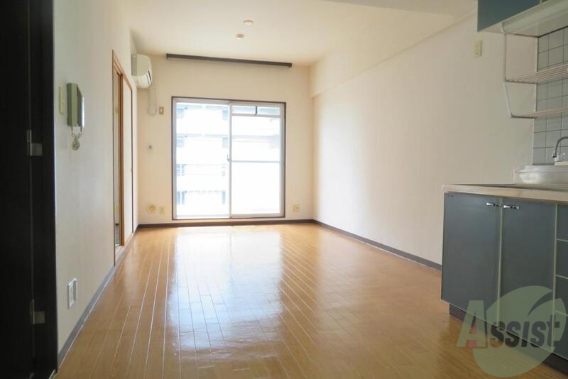 居室・リビング　南向きの大きな窓が付いた１１帖のＬＤＫ。日当りも良さそう。