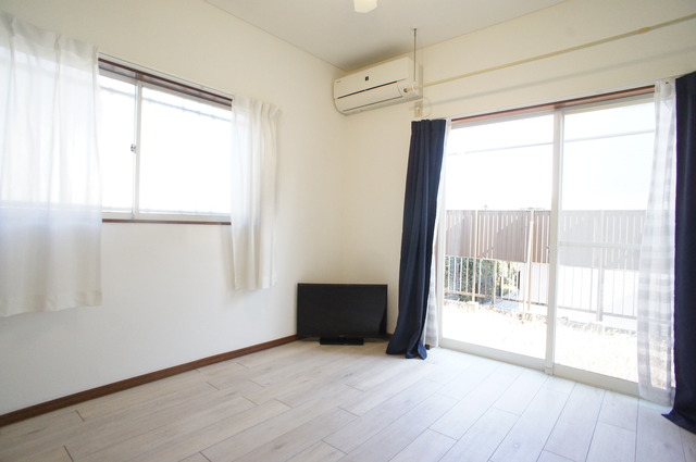 居室・リビング　２面採光なので、明るく風通しのよい過ごしやすいお部屋です♪