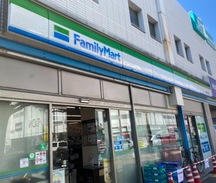 コンビニ　ファミリーマート 西新井駅東口店（コンビニ）まで455m