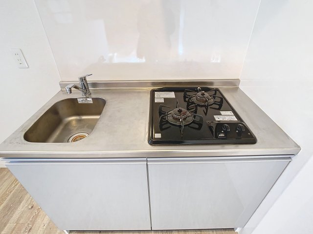 キッチン　掲載写真は同型モデルを掲載しており実際のお部屋と仕様等が異な