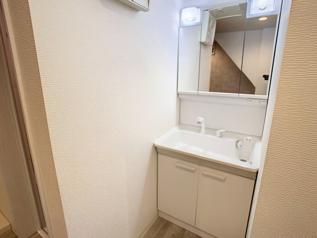 洗面設備　掲載写真は同型モデルを掲載しており実際のお部屋と仕様等が異な