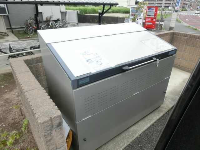 エントランス　敷地内にゴミ捨て場があるので便利ですね