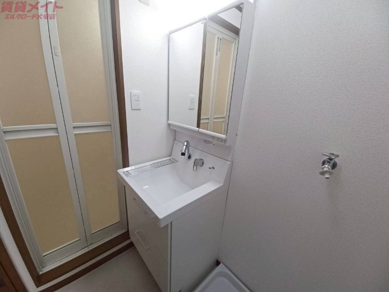 洗面設備　別部屋参考写真です