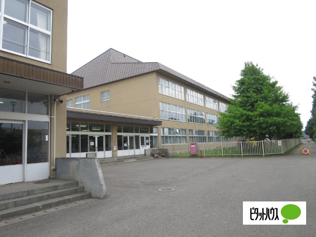 小学校　旭川市立陵雲小学校（小学校）まで854m