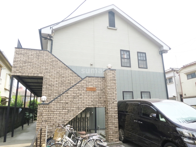 建物外観　階段部分のタイルがオシャレですね♪