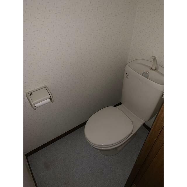 トイレ　お気に入りのカバーやマット、スリッパを置いて快適空間に
