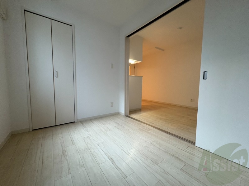 その他部屋・スペース　寝室はこちらです。光が差し込む、温かみのあるお部屋です。