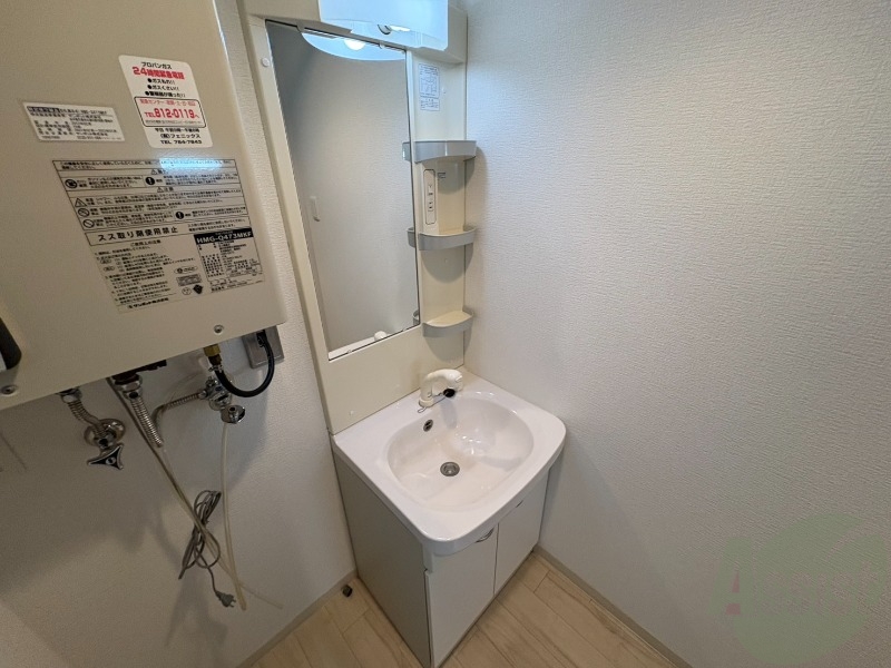 洗面設備　独立洗面台です。大きくてよいですね。シャンプーもできます！