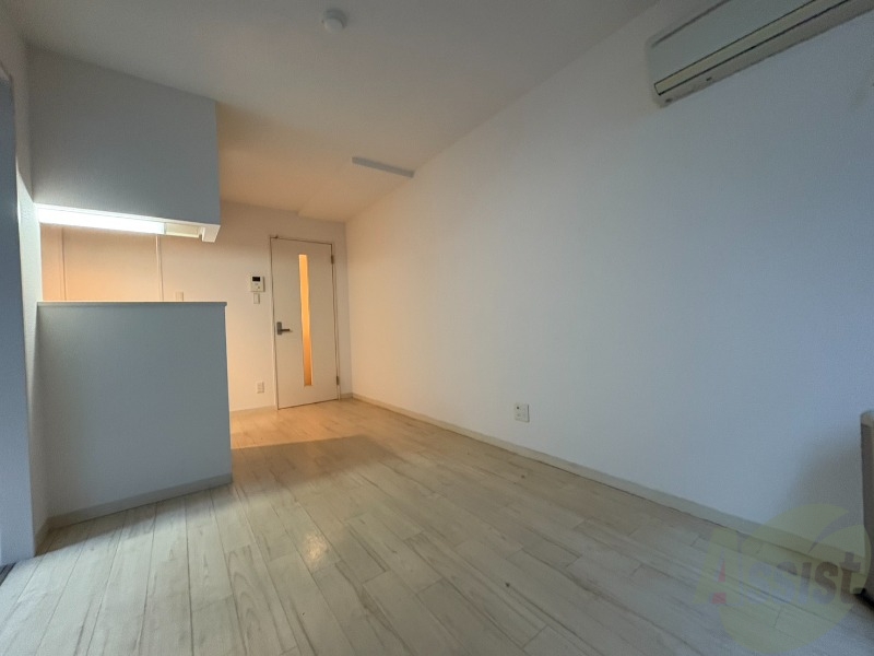 居室・リビング　木目のフローリングは落ち着きのある印象のお部屋になりますね。