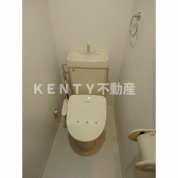 トイレ　落ち着いた色調のトイレです