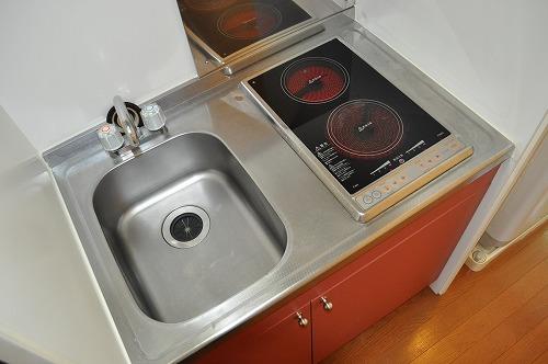 キッチン　電気二口コンロ完備。料理の幅が広がりますね。