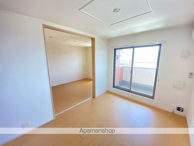 フレスクーラ蟻ヶ崎IIIの居間写真