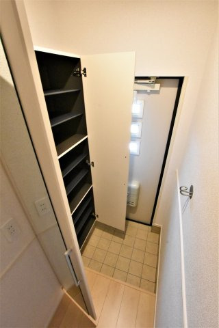 玄関　同施工業者、別物件、類似間取りのイメージ写真です
