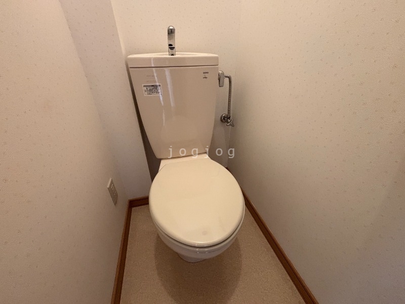 トイレ　嬉しい温水洗浄便座付きのトイレです。
