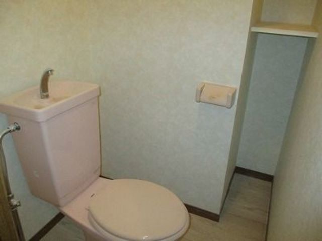 トイレ　ウォシュレット取付ます。