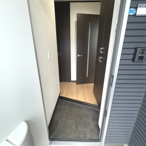 プチメゾン日の出Bの玄関写真