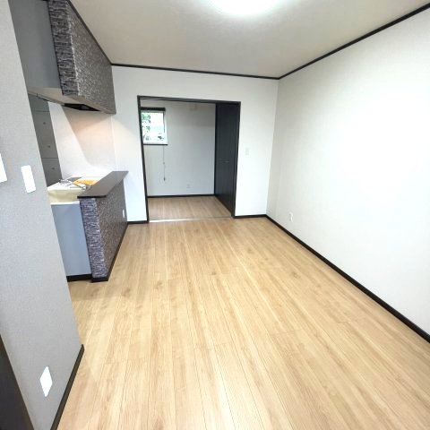 プチメゾン日の出Bの居間写真