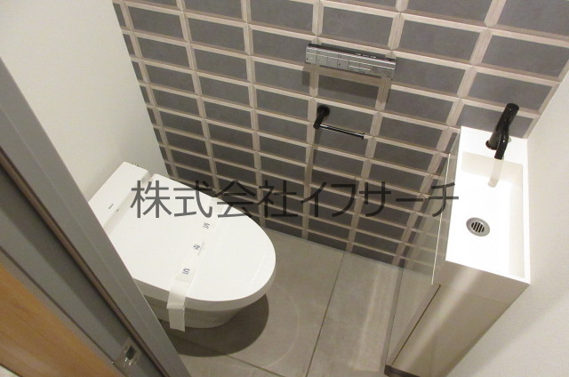 東急東横線 代官山駅 徒歩3分 4階建 築8年のトイレ写真