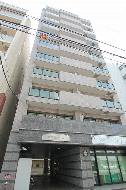 札幌市北区北二十三条西のマンションの建物外観