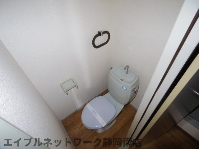 トイレ　落ち着いた色調のトイレです