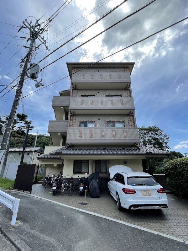 シャンバーグ東山の建物外観