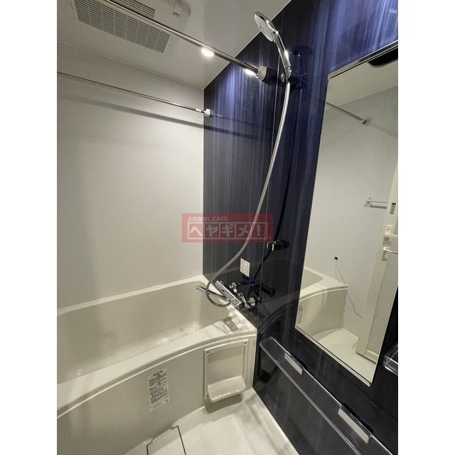 バス・シャワールーム　別部屋の写真となります