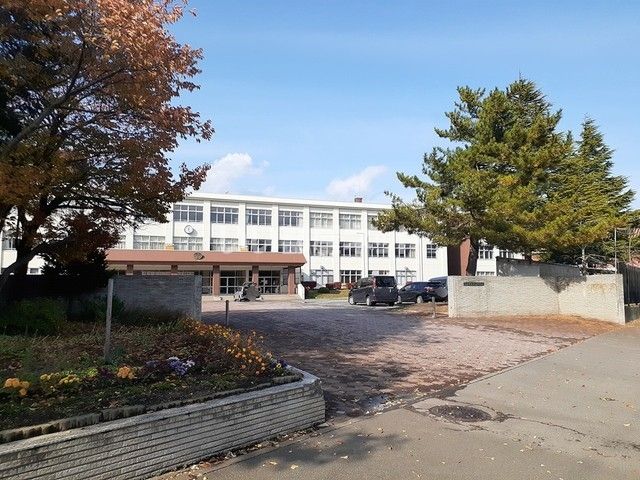 中学校　青森市立戸山中学校（中学校）まで126m