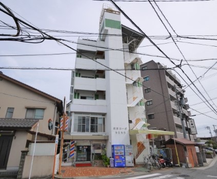 駅前コーポカミカワの建物外観