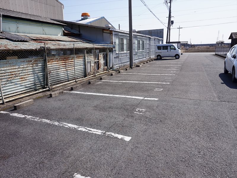 【近江八幡市若宮町のアパートの駐車場】