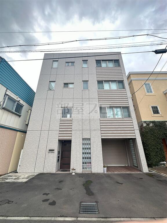 札幌市中央区南十二条西のマンションの建物外観