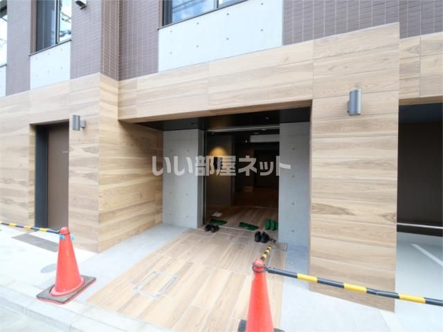 【渋谷区本町のマンションのエントランス】