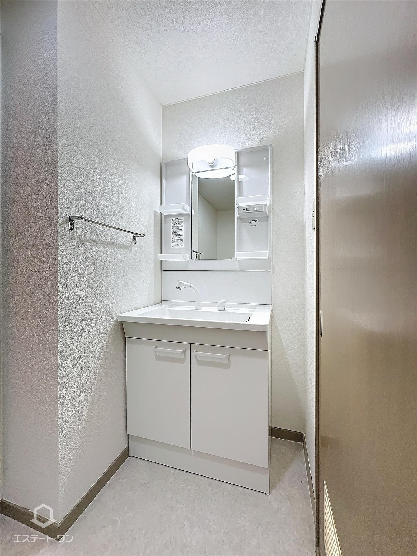 洗面設備　便利なシャワー付きの洗面台です