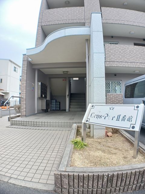 【八尾市高砂町のマンションのエントランス】