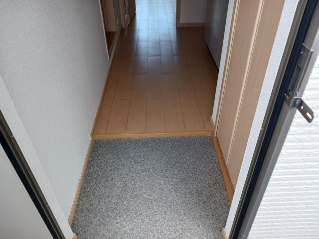 【四條畷市雁屋南町のアパートの玄関】