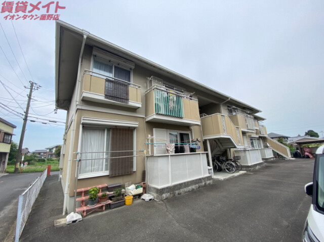 三重郡菰野町大字宿野のアパートの建物外観