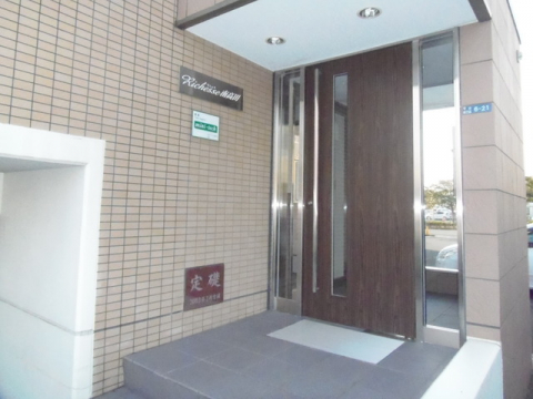 【守山市守山のマンションのエントランス】