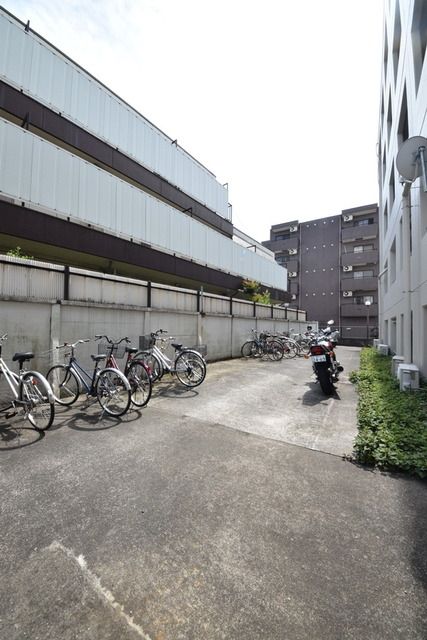 【メゾン・ド・ノア明神町の駐車場】