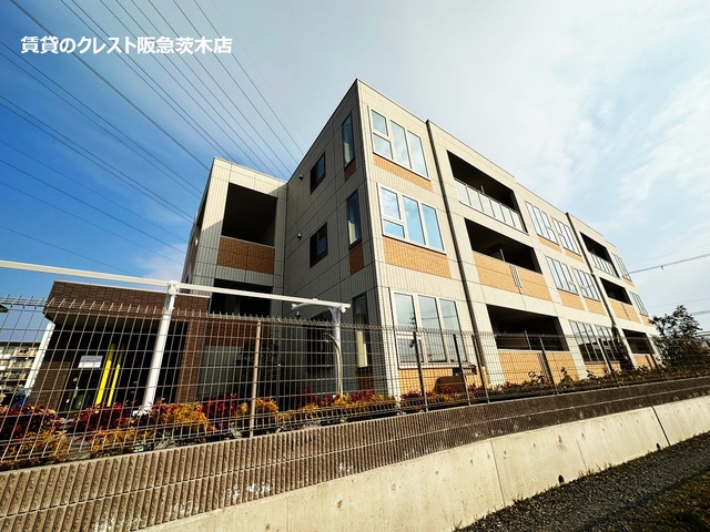 【茨木市南安威のマンションの建物外観】