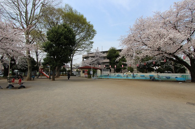 【板橋区東山町のマンションの公園】