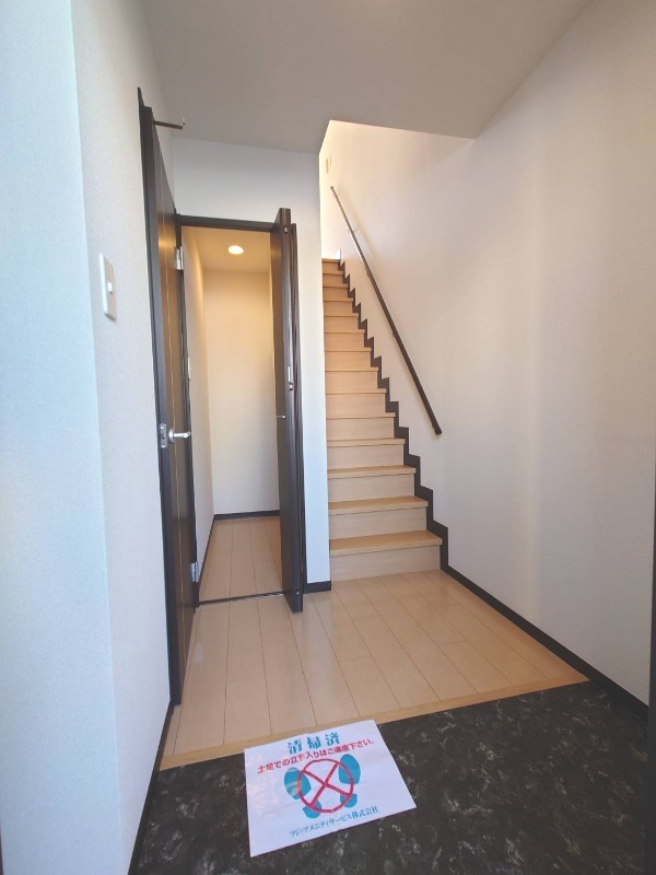 玄関　階段下収納あります