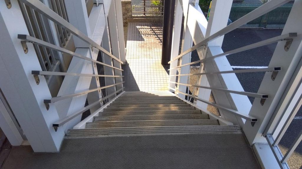 玄関　共用階段