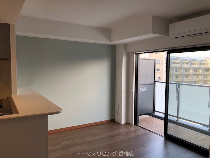 居室・リビング　1，2号はホワイト、3，4号は写真のカラーとなります。