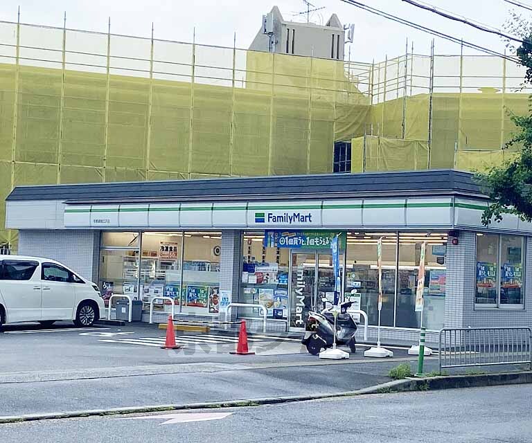 コンビニ　ファミリーマート嵯峨広沢店（コンビニ）まで426m