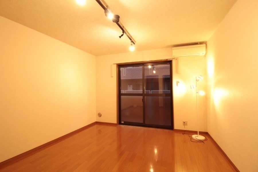 居室・リビング　広々とした洋室