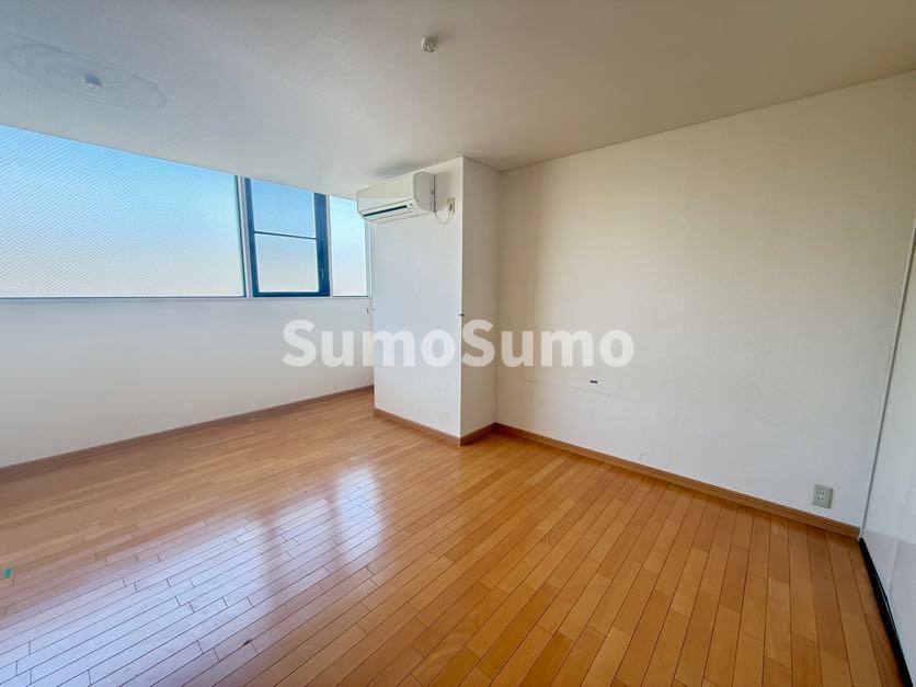 その他部屋・スペース　落ち着いた色調の寝室です