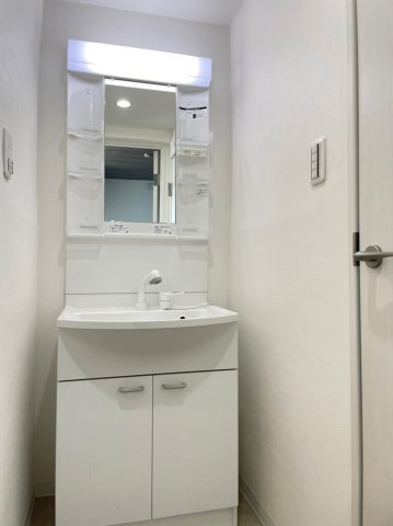 洗面設備　独立洗面化粧台が付いています