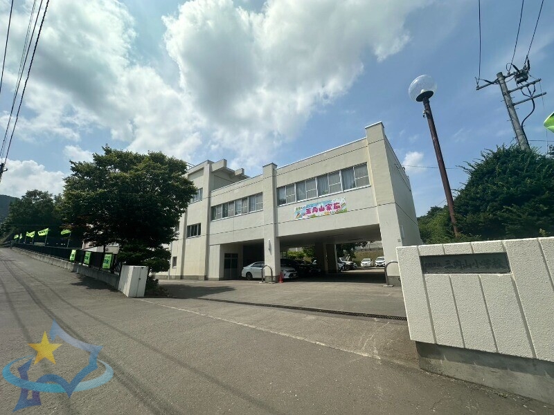 小学校　札幌市立三角山小学校（小学校）まで720m
