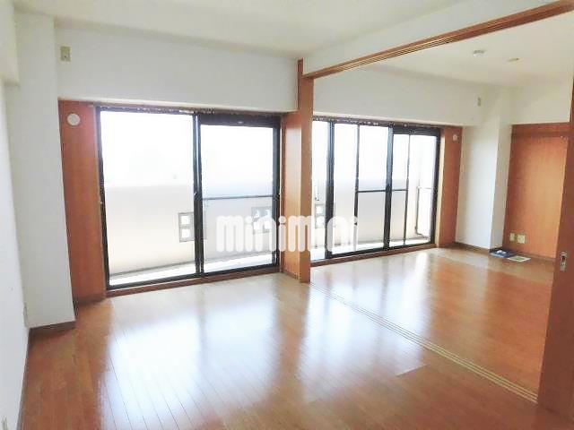 居室・リビング　引き戸も収まり開放的ですね。